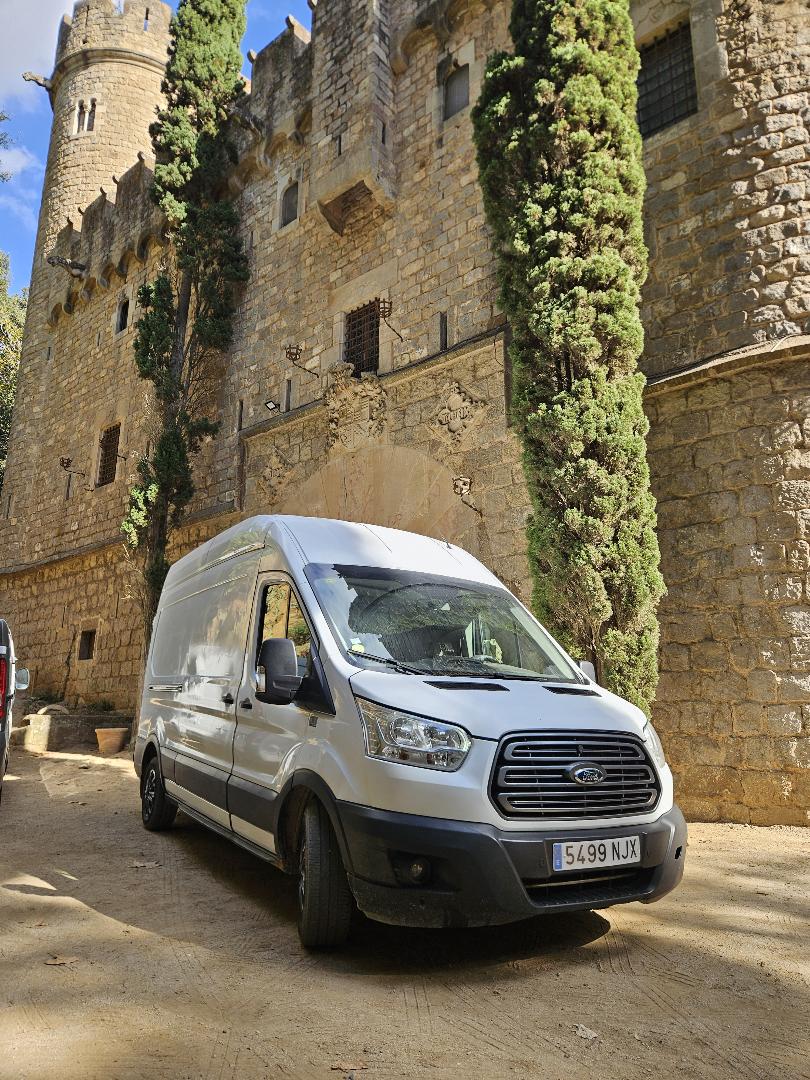 Furgoneta para servicios de mudanzas y transportes en Barcelona